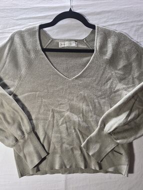Abercrombie & Fitch V-Neck Cropped Sweater in Light Sage/Olive Womens Medium